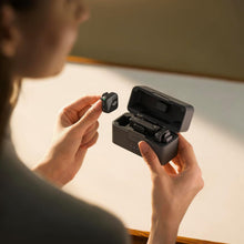 Cargar imagen en el visor de la galería, DJI Mic Mini (2 TX + 1 RX + Charging Case), Wireless Lavalier Microphone for iPhone/Camera/Android, Ultralight, Detail-Rich Audio, 48h Use, Noise Cancelling, Automatic Limiting, Vlog, Streaming
