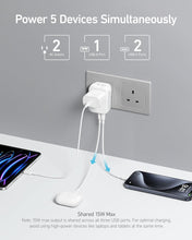 Cargar imagen en el visor de la galería, Adaptador de enchufe internacional de Estados Unidos a Reino Unido, adaptador de viaje Anker de 15 W máximo con 2 CA, 2 USB-C y 1 puerto USB-A
