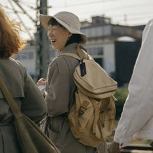 Cargar imagen en el visor de la galería, Momax 1-Power Badge+ Emergency Power Bank With Find My Locator
